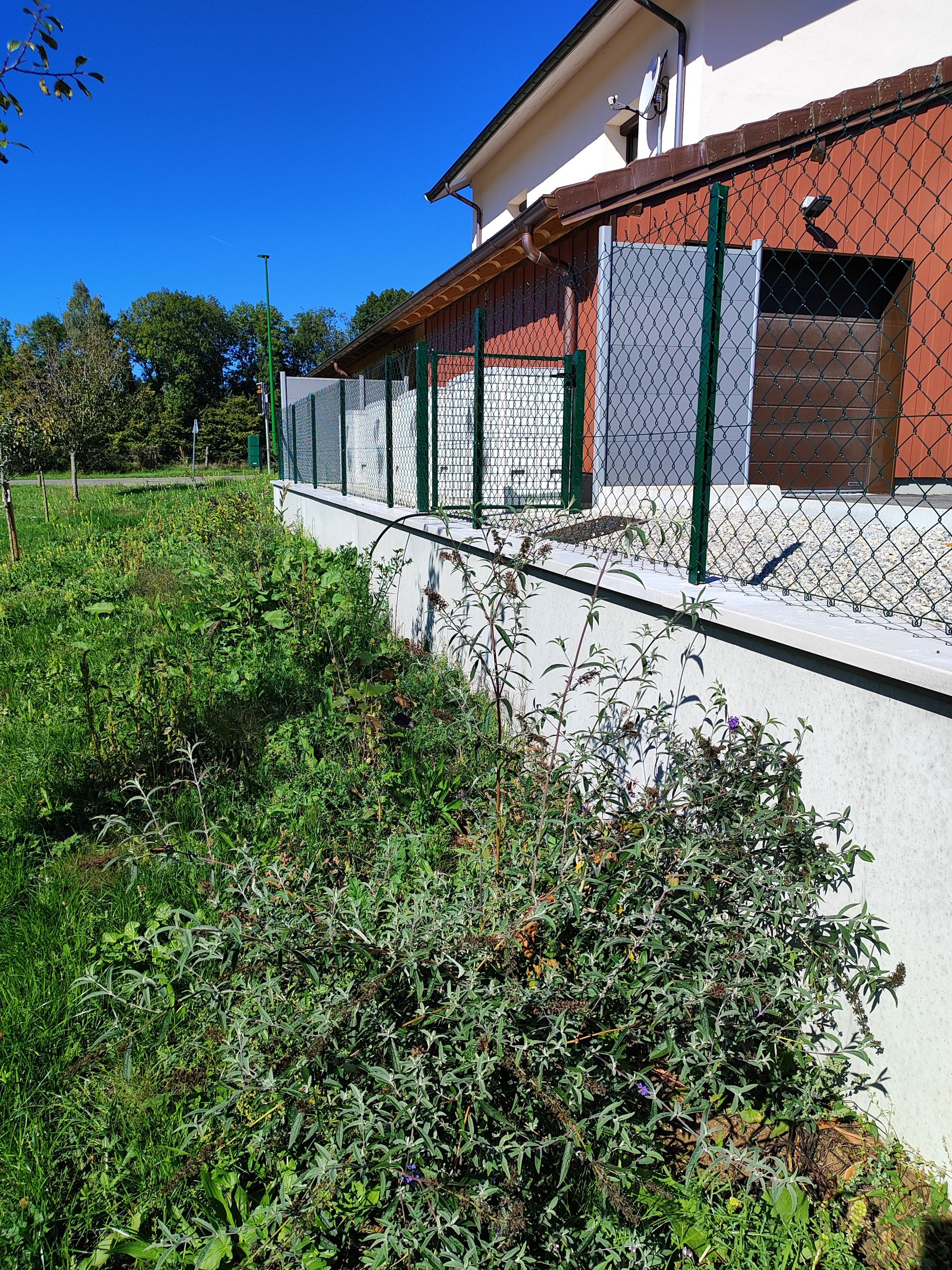 20251102141538_Ext_rieur_Relais_du_Lac_fa_ade_sud_plantation_haie_2000x2667