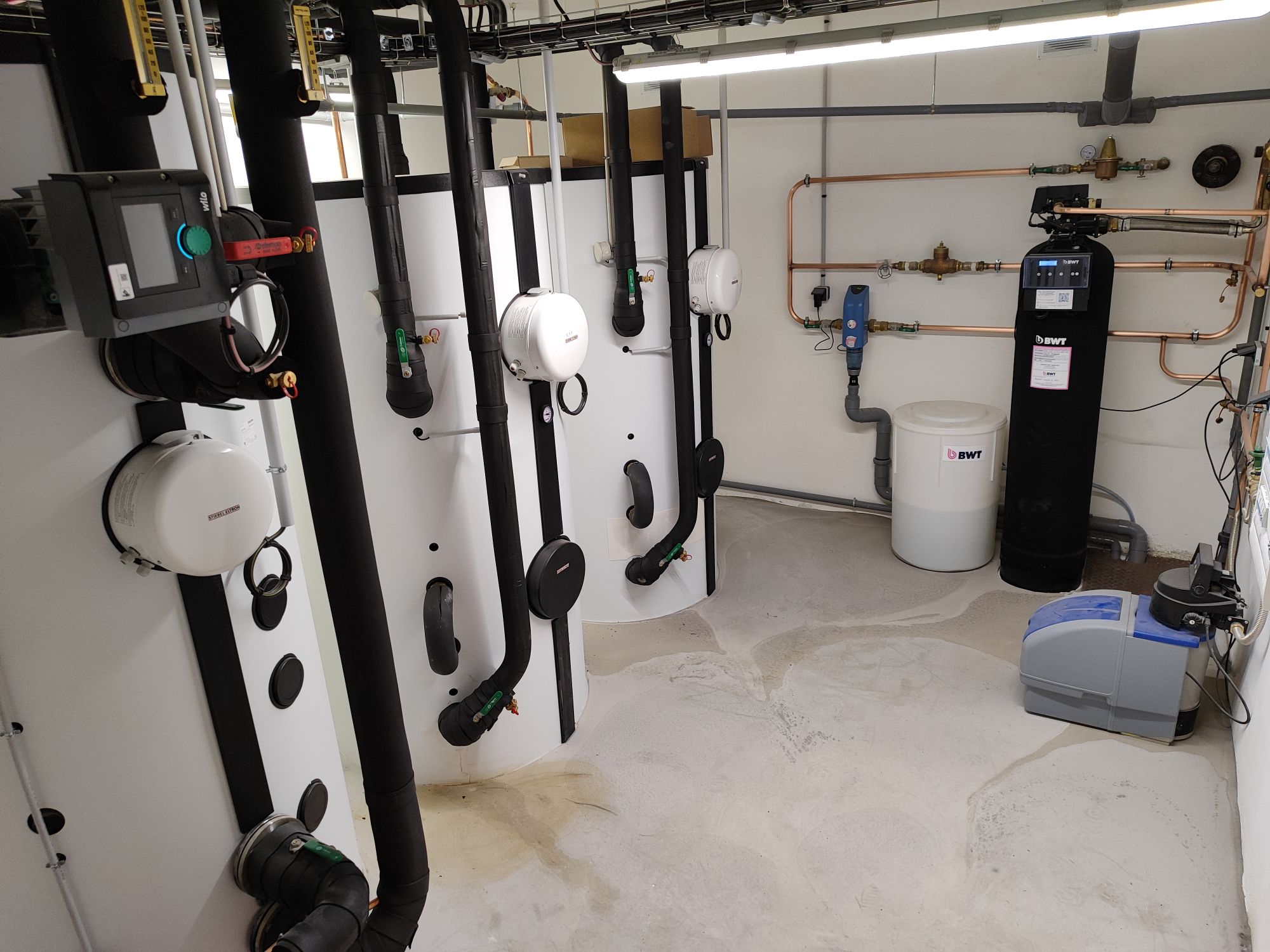 20251102141726_Local_Pompe_chaleur_et_adoucisseurs_Sous-sol_2000x1500