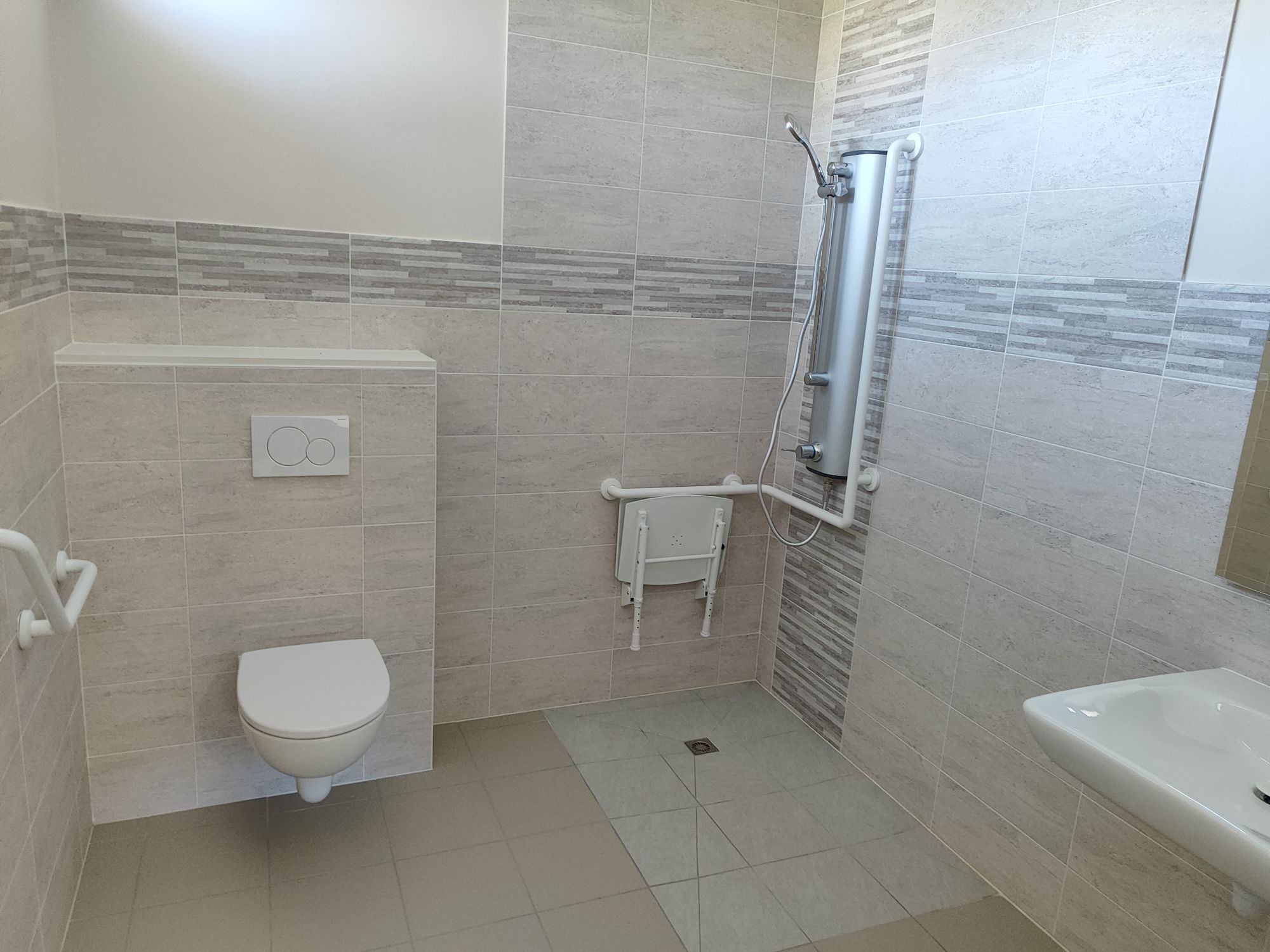 20251102141858_Salle_de_bain_chambre_PMR_2000x1500